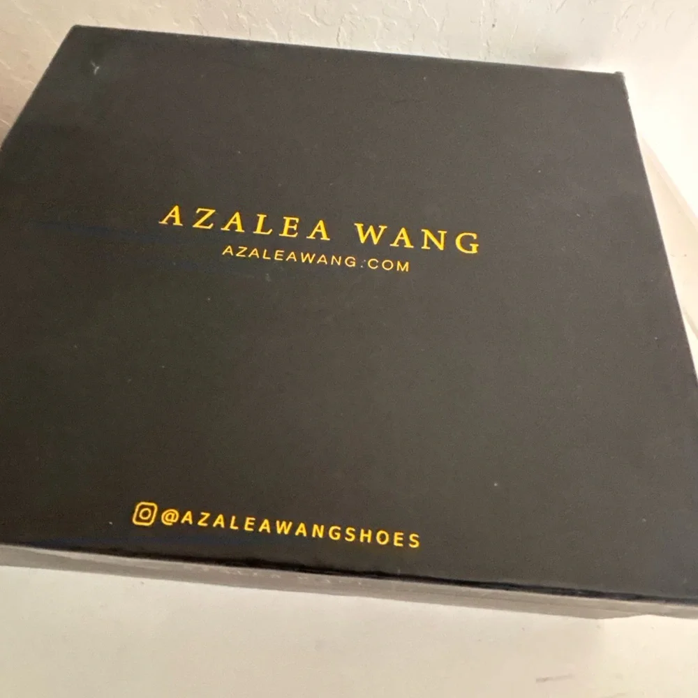 AKIRA Azalea Wang Mingle Burgundy Faux Fur Platform Sandals, Sz 7 NIB (Defect)